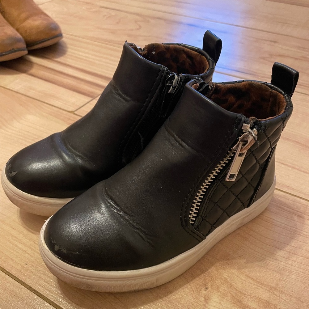$8
Steve Madden
Size 9- runs small IMO 
Play - due to scuff on toes